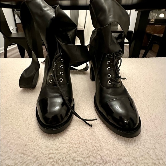 Chanel
Leather ankle boots
38.
Very good condition
Black, Leather - Picture 2 of 4